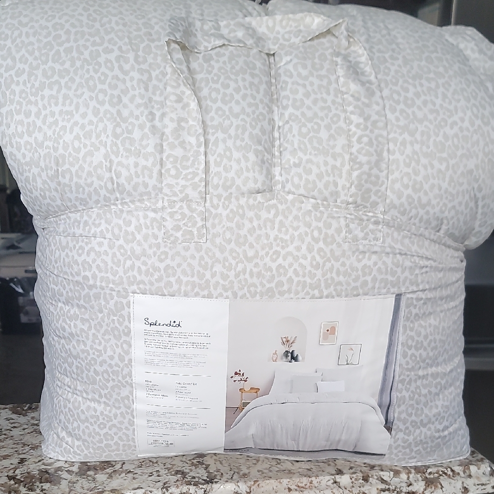 Splendid Beige/light Gray And White, Animal Print  Comforter Set Elegant Bedding